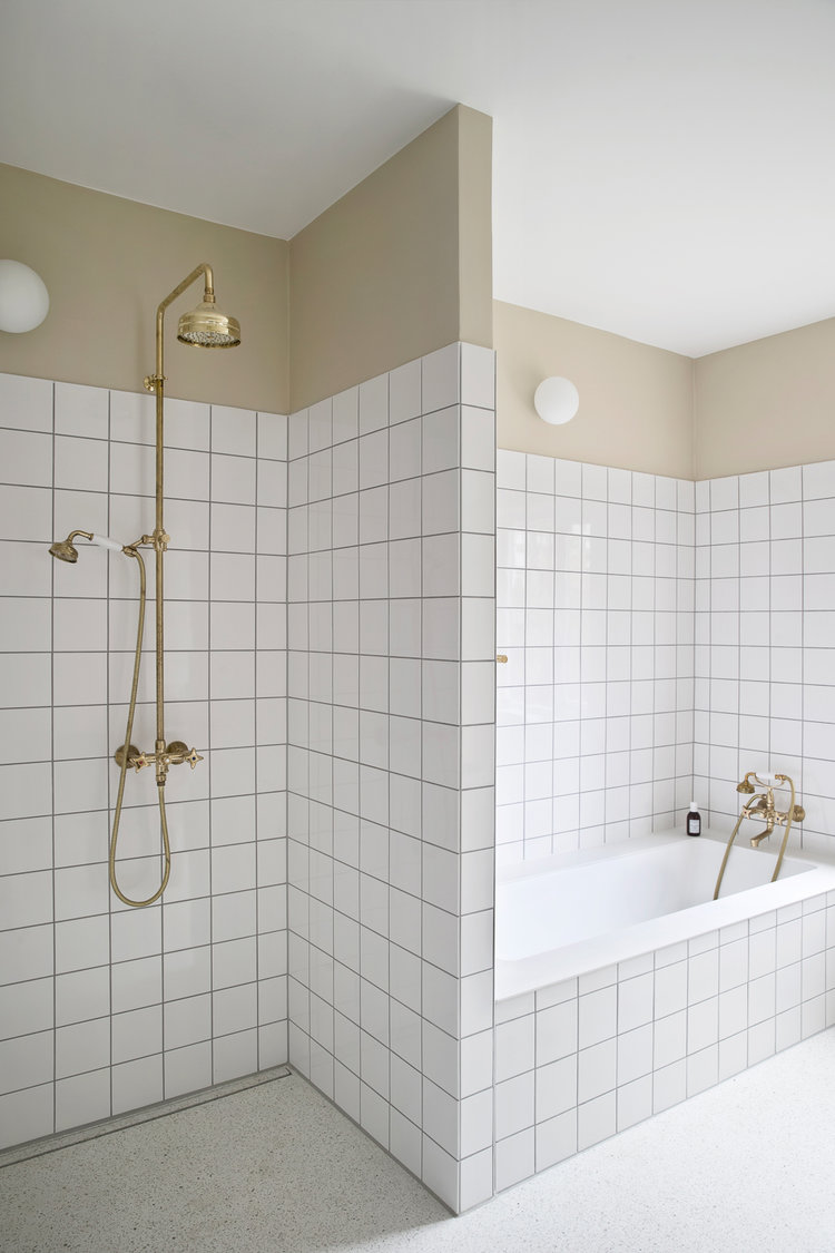 badrumsinspiration danskt badrum standardkakel vittx terrazzo massing inbyggt badkar row house fredericksberg anders barslund architect badrumsdrommar