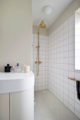 badrumsinspiration danskt badrum standardkakel vittx terrazzo massing takdusch badrumslampa row house fredericksberg anders barslund architect badrumsdrommar