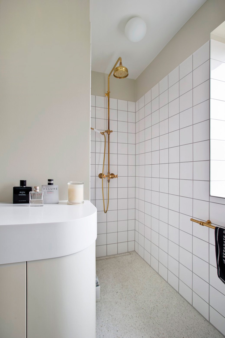 badrumsinspiration danskt badrum standardkakel vittx terrazzo massing takdusch badrumslampa row house fredericksberg anders barslund architect badrumsdrommar