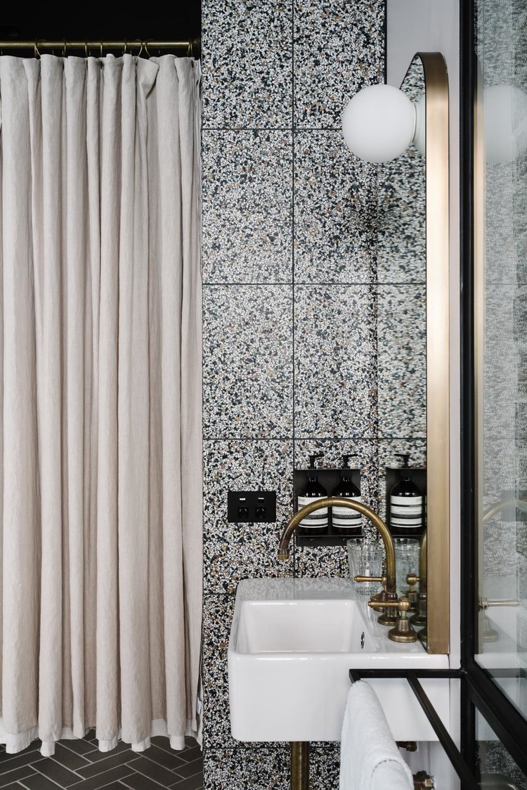 badrumsinspiration hotellbadrum tvattstall industriellt badrum duschdraperi paramount house hotel sydney breathe architecture foto marnie hawson badrumsdrommar