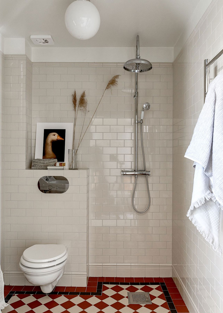 badrumsinspiration litet lantligt badrum kakel halvforband sockel rutigt badrumsgolv vagghangd toalett foto dana ozollapa badrumsdrommar