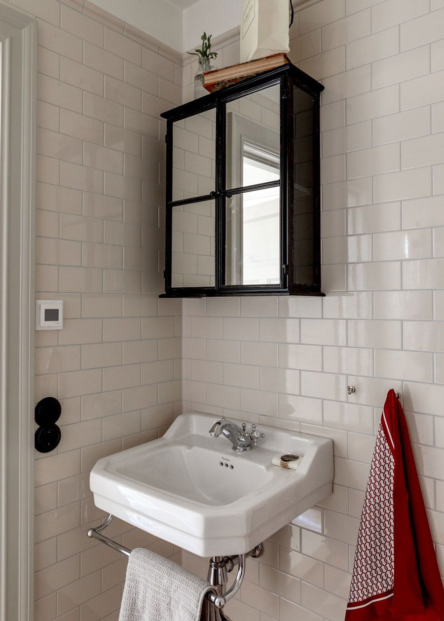 badrumsinspiration litet lantligt badrum kakel halvforband viktorianskt handfat industriellt spegelskap foto dana ozollapa badrumsdrommar