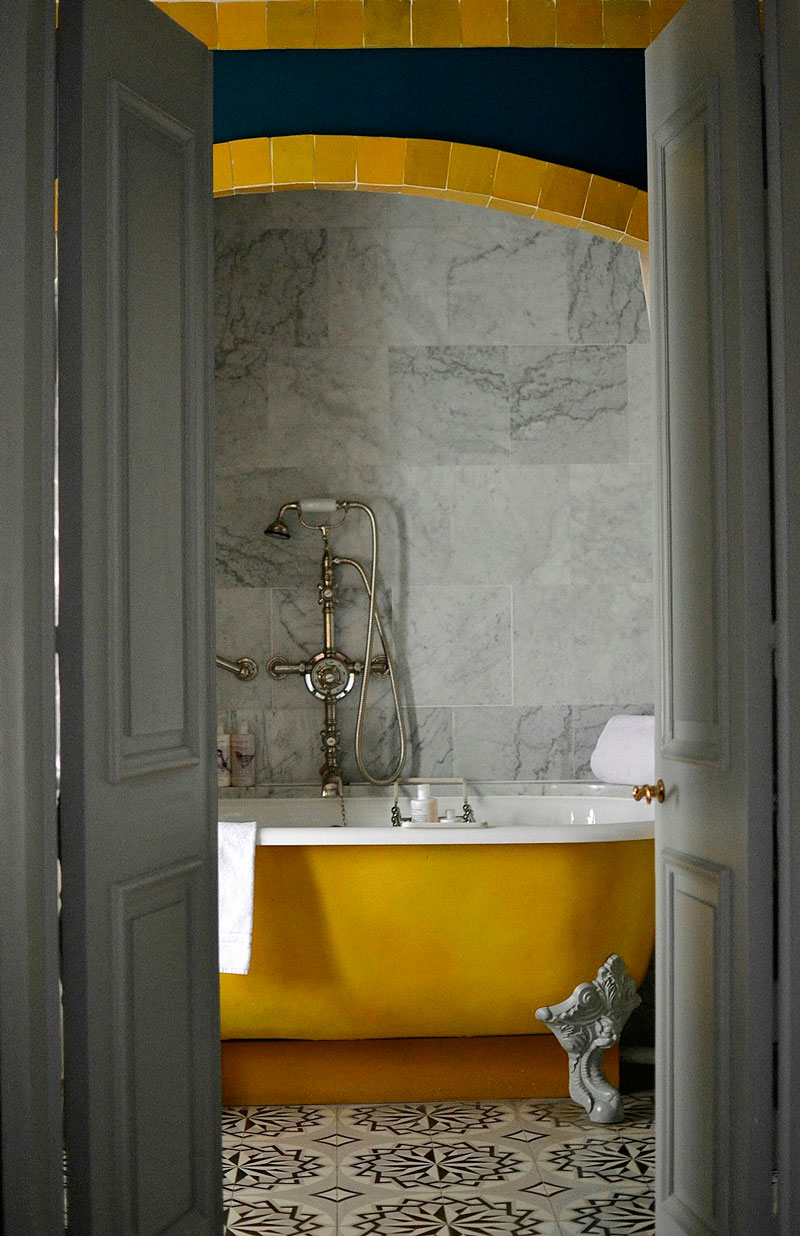 badrumsinspiration franskt lantligt badrum tassbadkar ockra carrara marmor hotellbadrum LHôtel paris design jacques garcia foto sophie barrau fischer badrumsdrommar