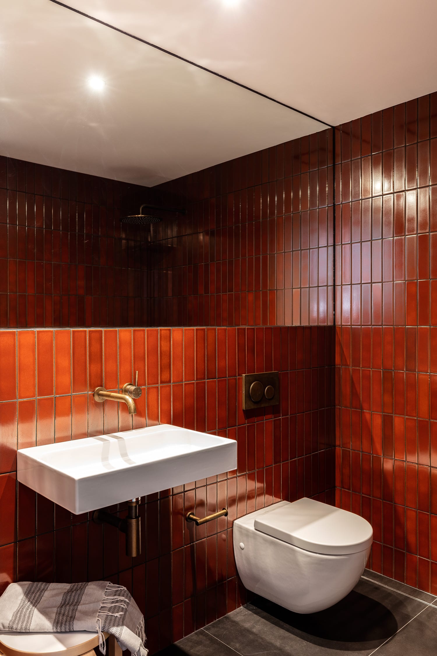 badrumsinspiration rustikt modernt badrum burgundy kakel spegelvagg vagghangd wc klinkergolv chimney House redfern atelier DAU foto tom ferguson badrumsdrommar