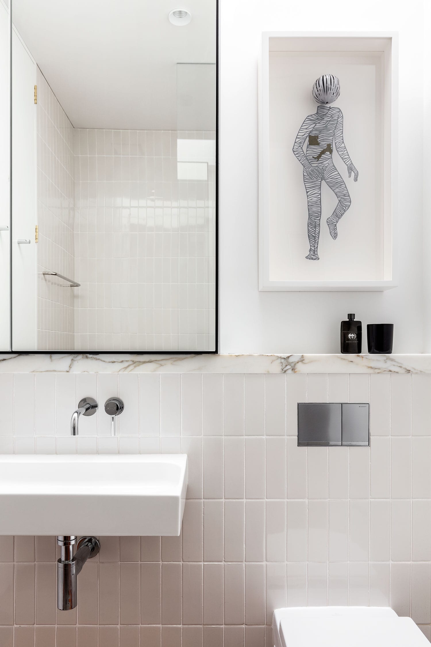 badrumsinspiration rustikt modernt badrum inbyggda blandare marmorhylla staende kakel spegelskap spolknapp chimney House redfern atelier DAU foto tom ferguson badrumsdrommar
