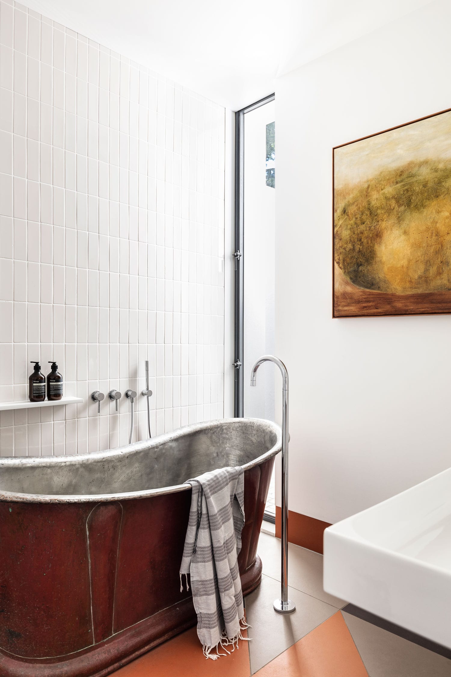 badrumsinspiration rustikt modernt badrum koppar badkar golvblandare klinker kakel badrumsfonster chimney House redfern atelier DAU foto tom ferguson badrumsdrommar