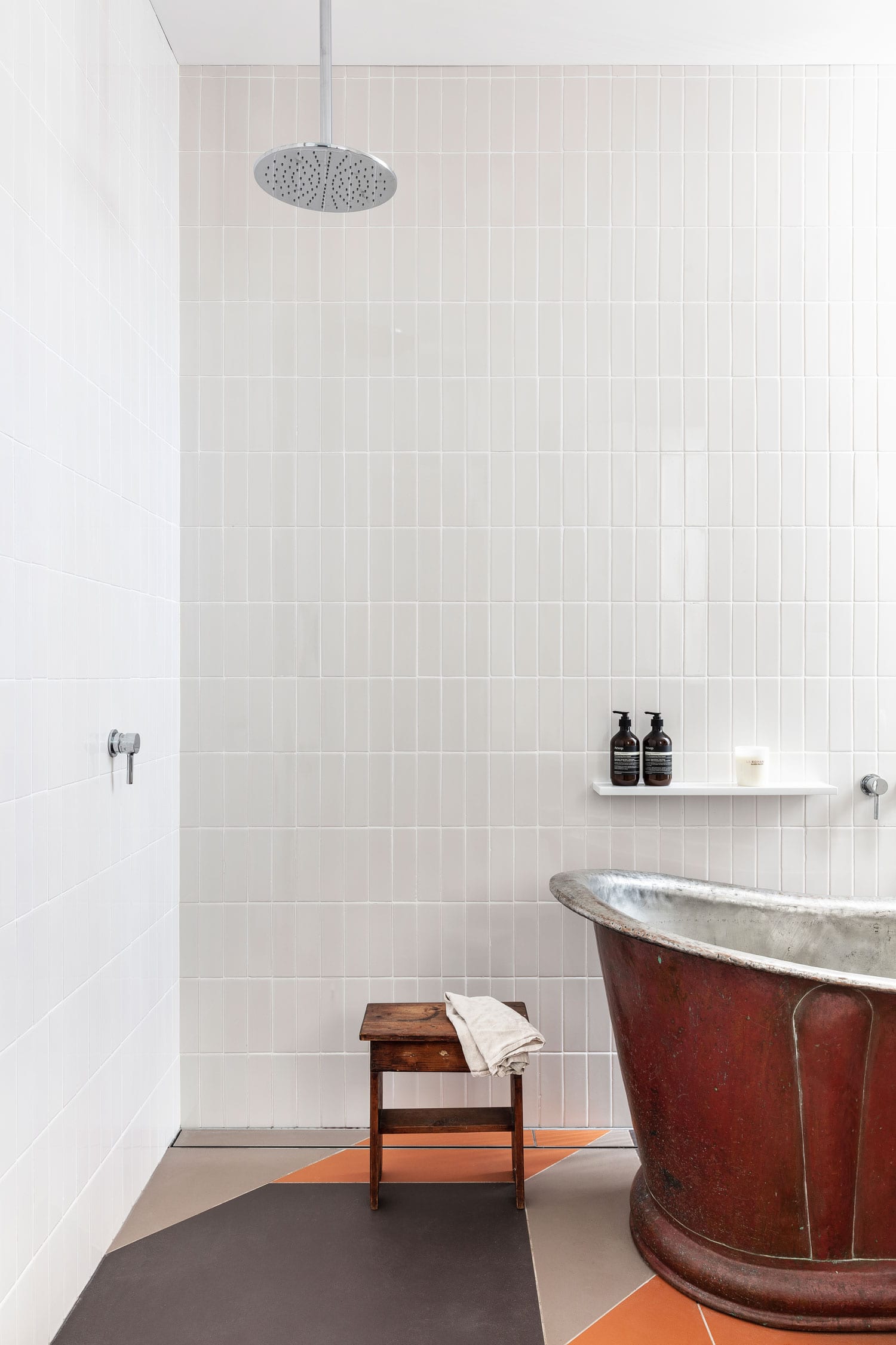 badrumsinspiration rustikt modernt badrum koppar badkar takdusch marmorhylla klinker kakel chimney House redfern atelier DAU foto tom ferguson badrumsdrommar