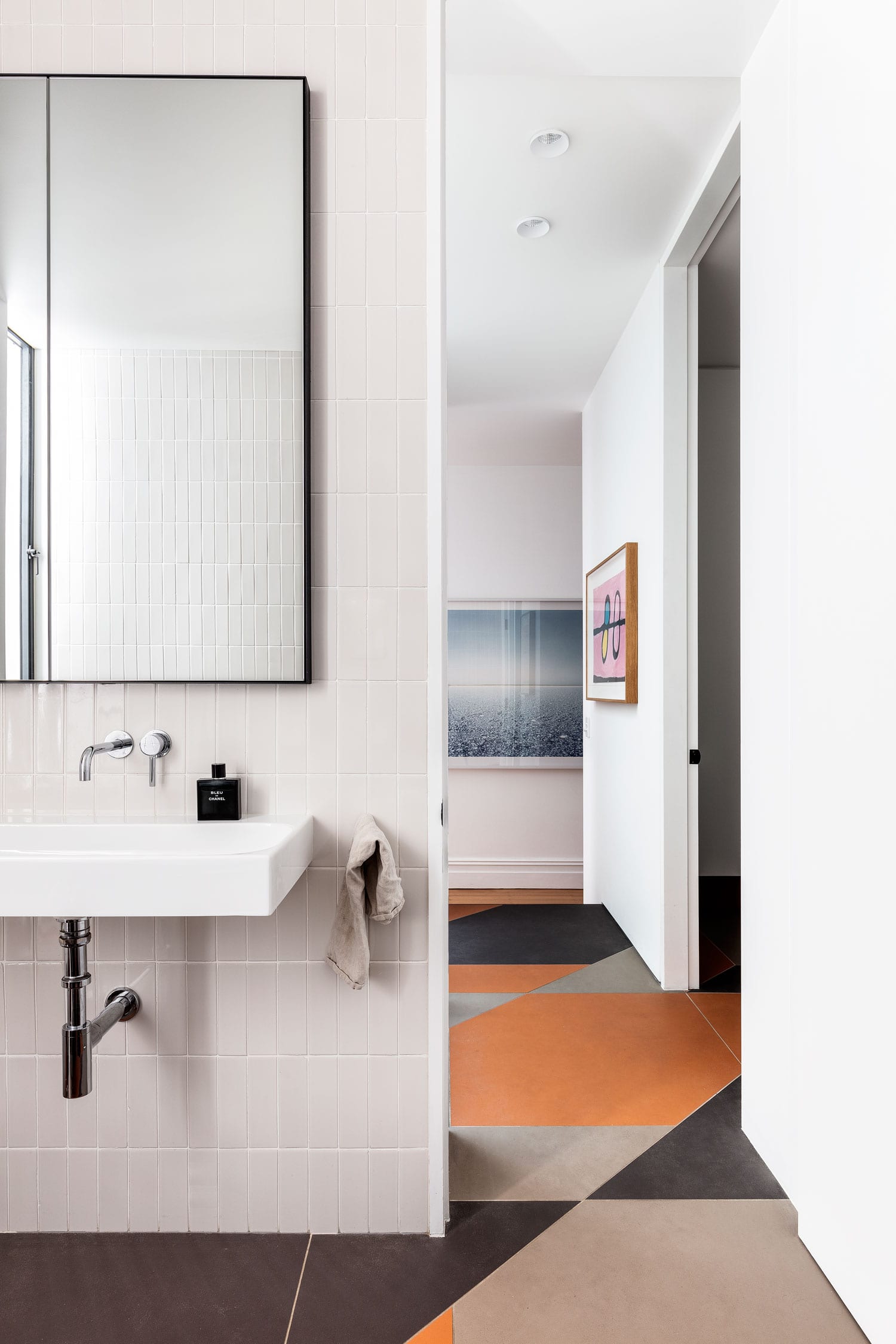 badrumsinspiration rustikt modernt badrum spegelskap tvattstall staende kakel klinkergolv chimney House redfern atelier DAU foto tom ferguson badrumsdrommar