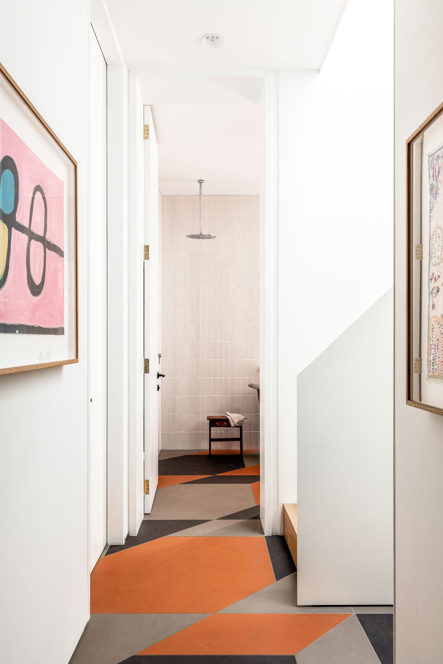 badrumsinspiration rustikt modernt badrum takdusch staende kakel klinkergolv trappa hall chimney House redfern atelier DAU foto tom ferguson badrumsdrommar