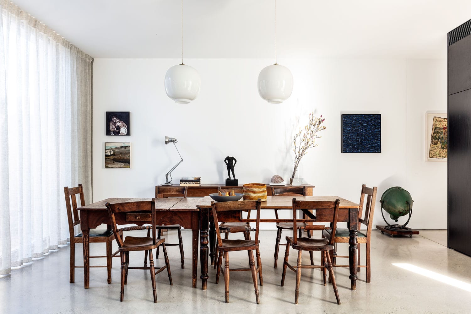badrumsinspiration rustikt modernt hem matbord bistro kok louis poulsen taklampa matsal chimney House redfern atelier DAU foto tom ferguson badrumsdrommar