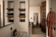 badrumsinspiration hotellbadrum tadelakt hyllnisch svart eluttag stilleben badrumspegel casa cook kos foto georg roske badrumsdrommar