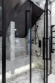badrumsinspiration klassiskt badrum calacatta dusch angdusch svart duschvagg ostermalm villastaden master sovrum foto perjansson