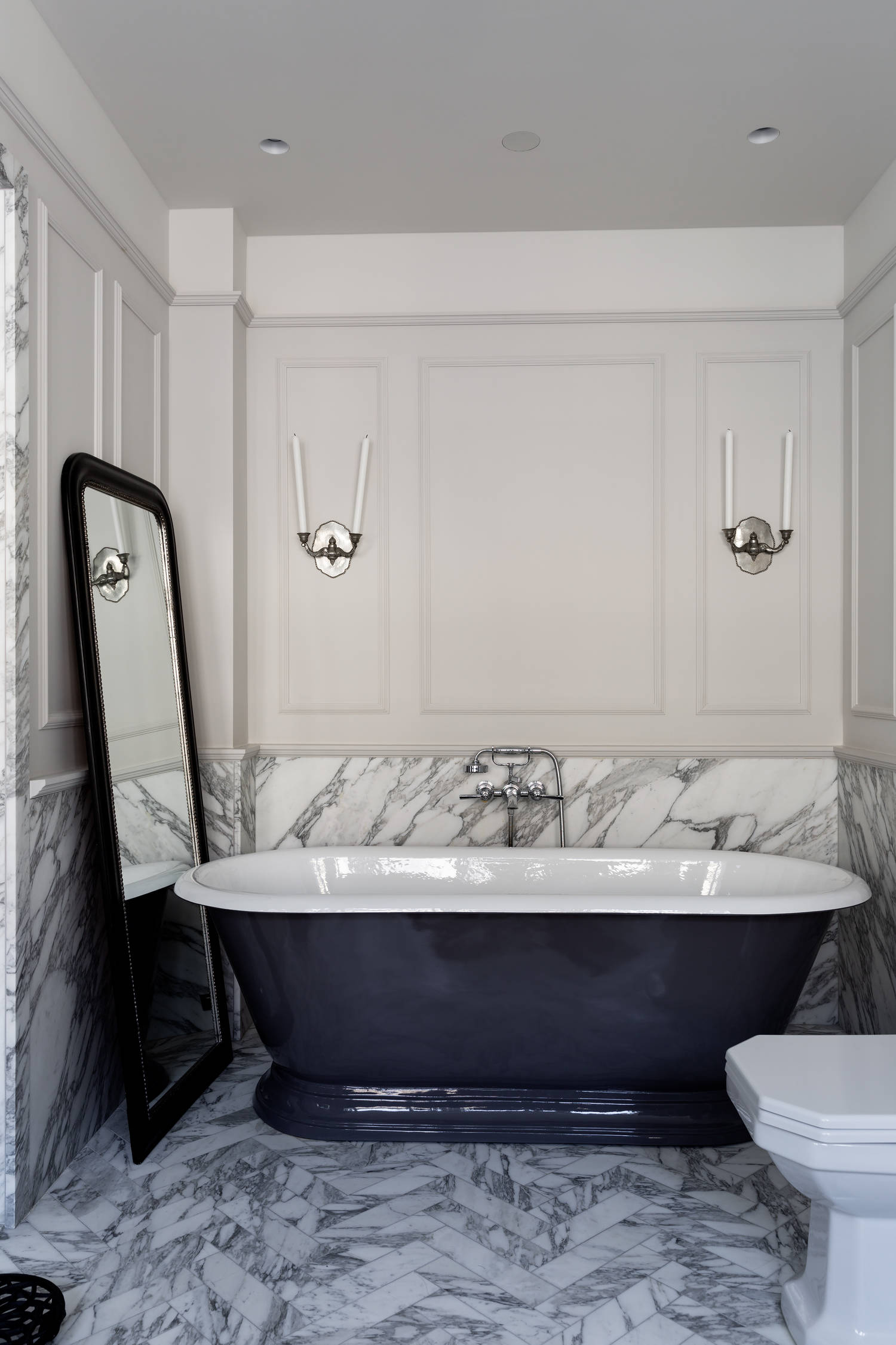 badrumsinspiration klassiskt badrum calacatta halvkaklat badkar med sockel fiskbensmonster marmor ostermalm villastaden master sovrum foto perjansson