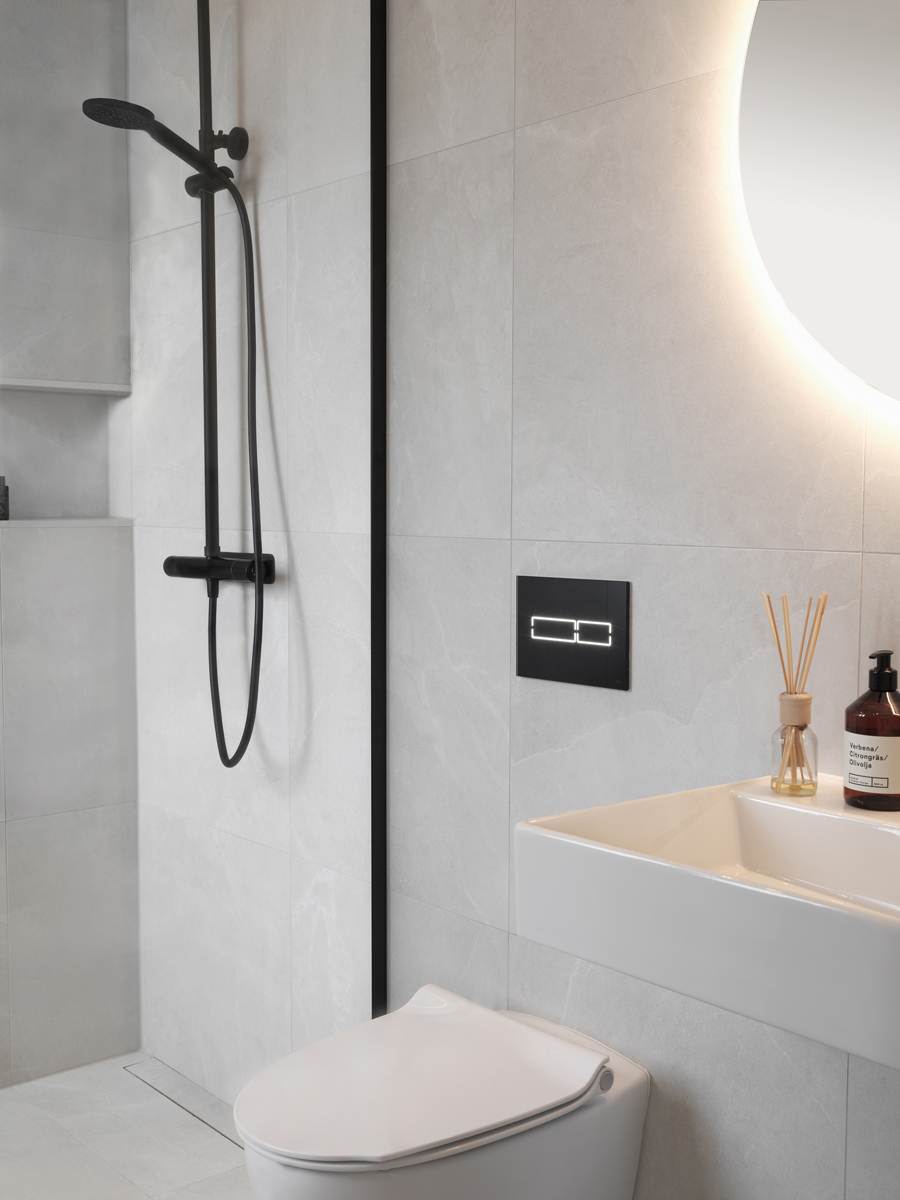 badrumsinspiration modernt gra badrum svart dusch svart spolknapp wc TECE lux mini samarbete badrumsdrommar