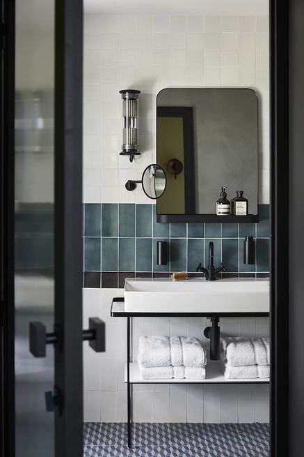 badrumsinspiration planera litet badrum industriellt badrum svart blandare tvattstall med benstallning badrumsdrommar