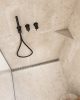 badrumsinspiration beige modernt badrum dusch glasvagg svarta blandare unidrain classicline drain badrumsdrommar