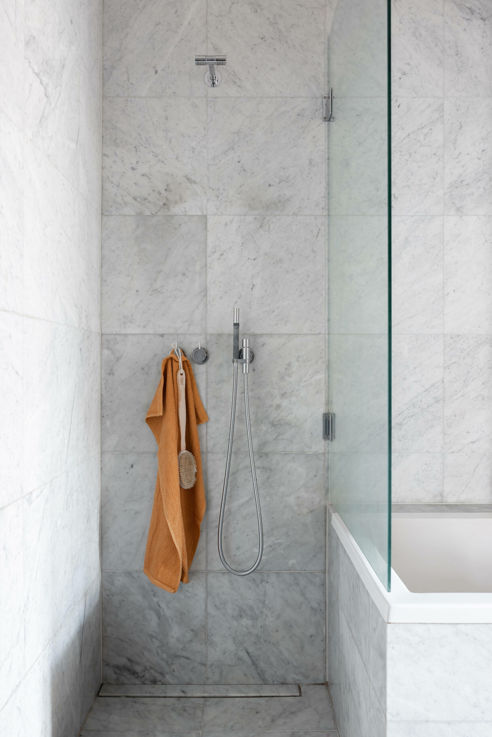 badrumsinspiration carrara badrum krom dusch avlang brunn pasteller stockholm foto behrer badrumsdrommar