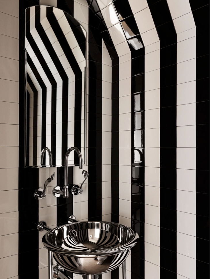 badrumsinspiration svensk funkis x randig toalett design halleroed gumshornsgatan foto erik lefvander badrumsdrommar