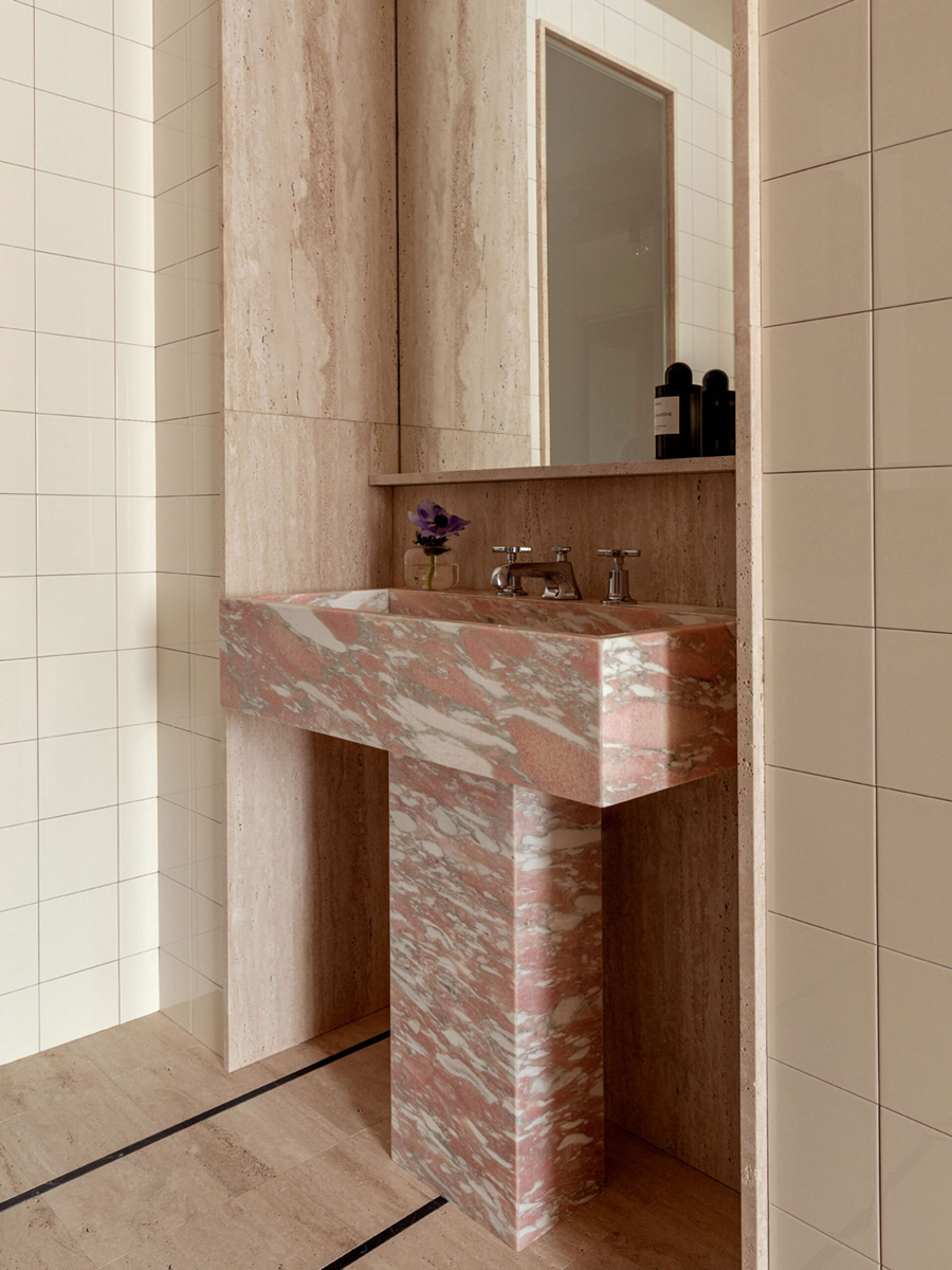 badrumsinspiration svensk funkis x rosa marmor badrum design halleroed gumshornsgatan foto erik lefvander badrumsdrommar