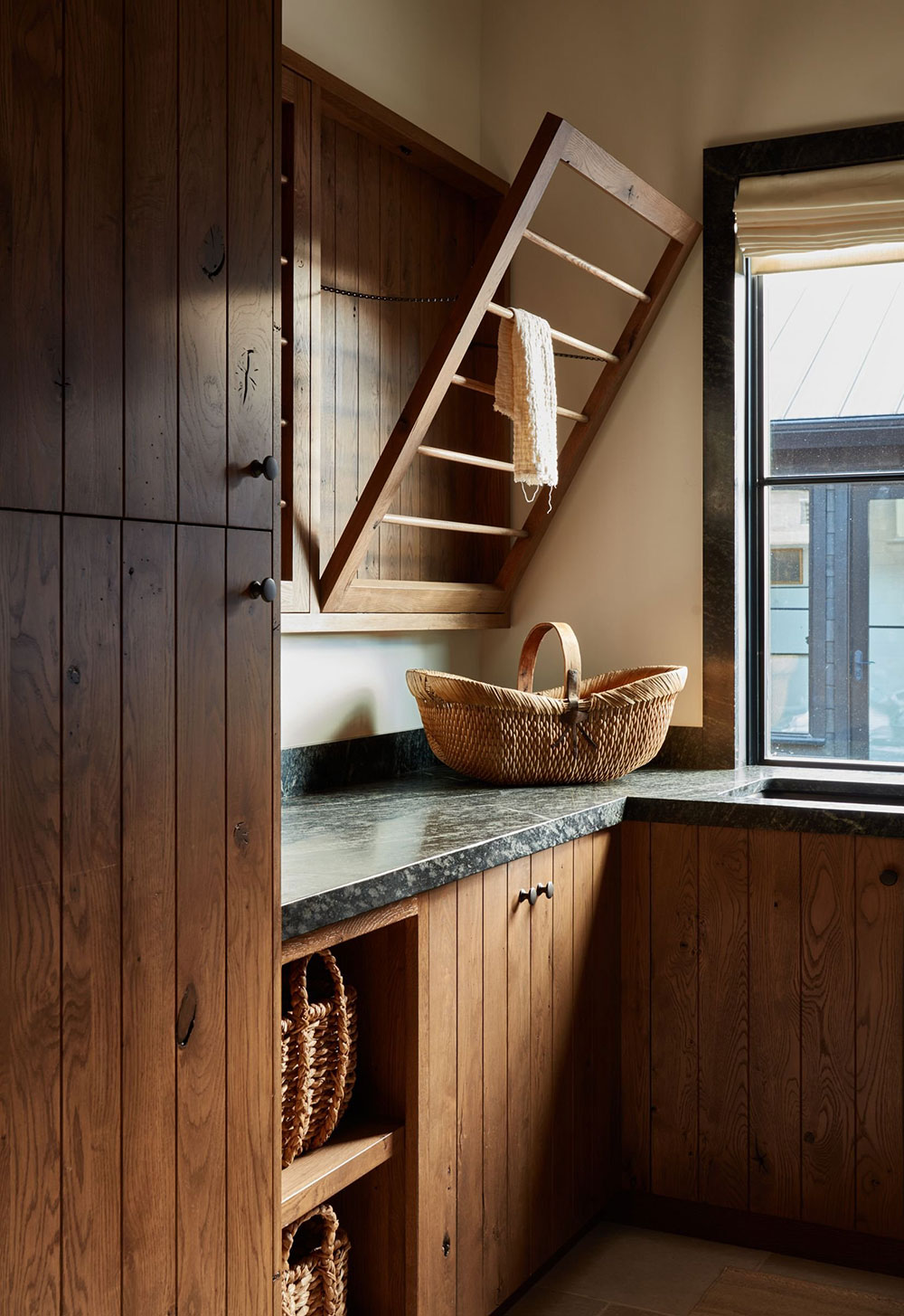 badrumsinspiration rustik tvattstuga laundry room platsbyggt forvaring torkstallning tvattmaskin bankskiva project pronghorn lightanddwell foto amy bartlam badrumsdrommar