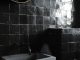 Badrumsinspiration - Badrum med svart kakel och betongtvättställ