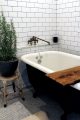 badrumsinspiration industriellt badrum vaxter bathroom inspo tassbadkar half tile svart fog halvforband kakel jeff madalena catskills photo design sponge badrumsdrommar