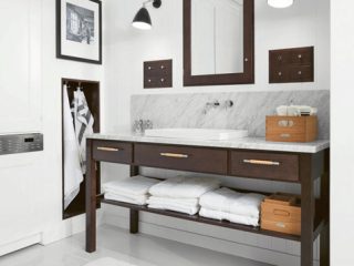 badrumsinspiration klassiskt badrum inspiration badrum en suite carrara marmor badrumsmobel morkt tra laderhandtag bestlite lampa handdukar tvattmaskin tvattstuga badrumsdrommar