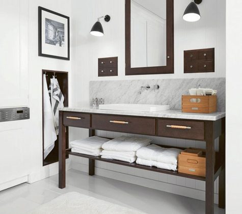 badrumsinspiration klassiskt badrum inspiration badrum en suite carrara marmor badrumsmobel morkt tra laderhandtag bestlite lampa handdukar tvattmaskin tvattstuga badrumsdrommar