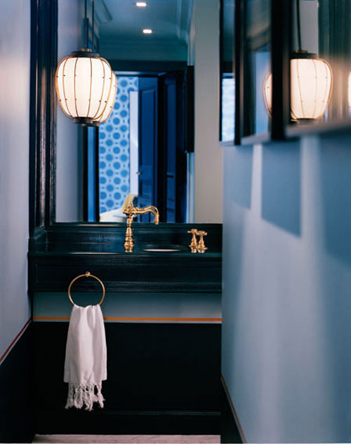 Badrumsinspiration - Liten toalett med mörkblå väggar, stor spegel med svart ram och mässingblandare i Paris av Dimore Studio