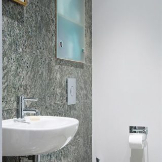 Badrumsinspiration - Kolmårdsmarmor på liten toalett