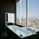 Badrumsinspiration - Svart badrum med utsikt på hotell