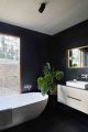 badrumsinspiration vaxter i badrum monstera bathroom inspo rund badrumsspegel midcentury design photo dwell badrumsdrommar