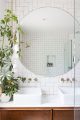 badrumsinspiration vaxter i badrum rund badrumsspegel midcentury design bathroom inspo photo sarah sherman samuel badrumsdrommar