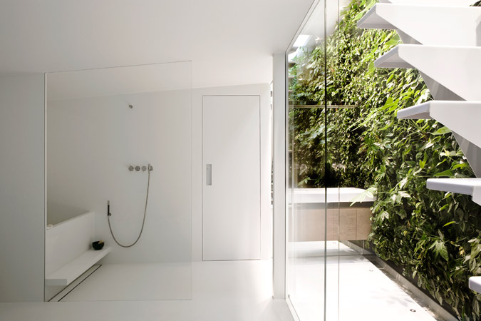 badrumsinspiration vitt modernt badrum gronska foto helenio barbetta badrumsdrommar