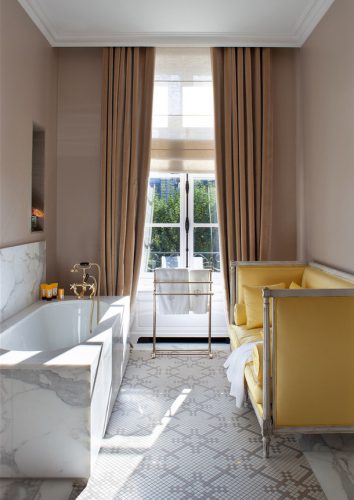 Badrumsinspiration - Badrum en suit i carrara, mosaik, rosa väggar och ljusgul gustaviansk soffa.
