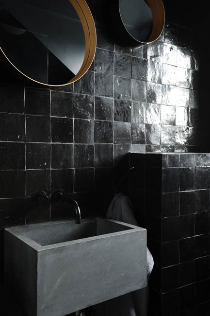 Badrumsinspiration - Svart zellige kakel på liten toalett med betongtvättställ.