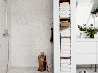 Badrumsinspiration - Badrum med carrara mosaik, ljusgrå fog och hyllnischer.