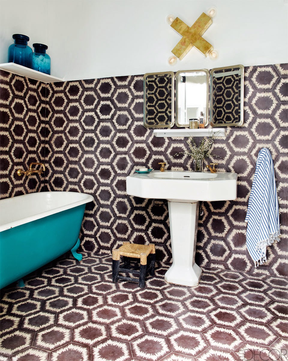Badrumsinspiration - Eklektiskt 1970tals badrum med hexagon klinker, tvättställ på fot och turkost tassbadkar