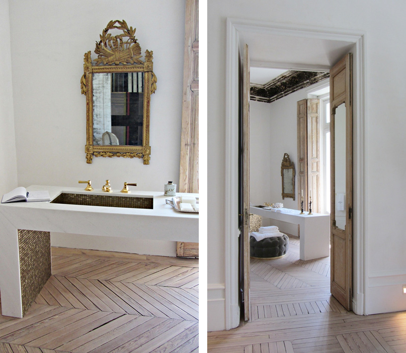 Badrumsinspiration - Eklektiskt badrum med guldmosaik, slitet trä och chevron golv i Spanien