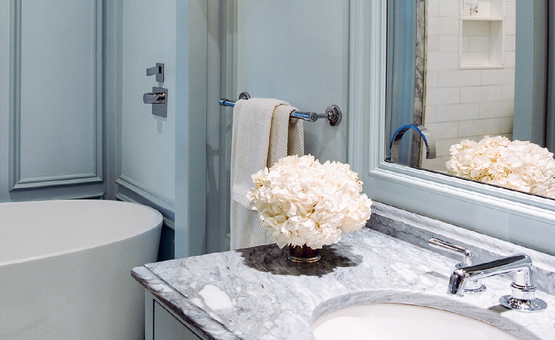 Badrumsinspiration - badrum inspiration ljusblått foto Sean Litchfield tvättställ marmor