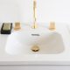 Badrumsinspiration - 3-grepps blandare i guld, grå marmor, inbyggt badkar i townhouse New York