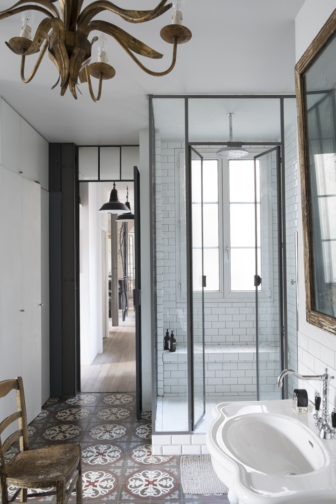 Badrumsinspiration - vintage badrum i Paris med marrockanskt golv, vita fasade kakel, industriell dusch, gammeldags balndare och industrilampa