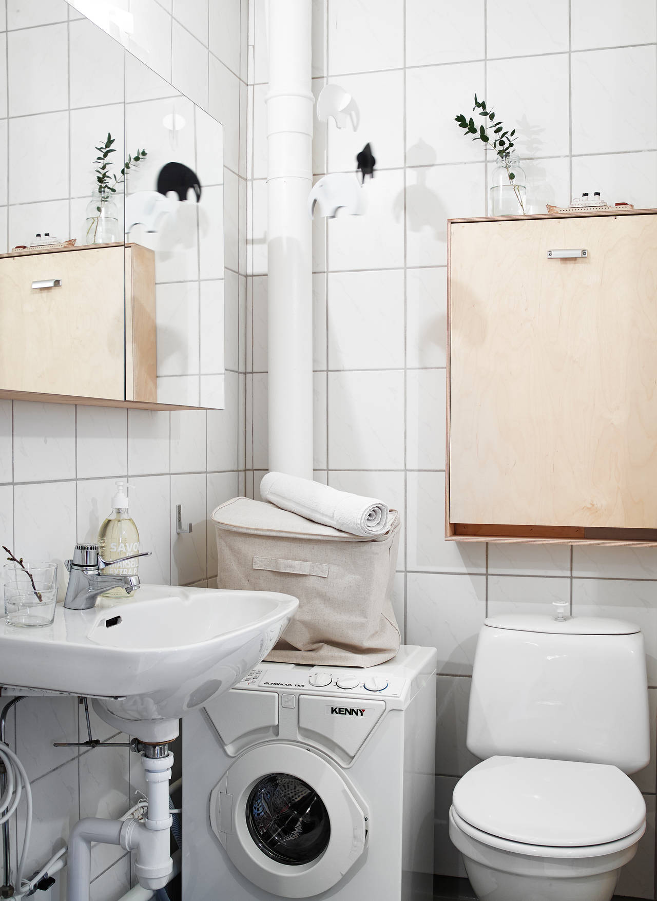 Badrumsinspiration - standardbadrum med kakel, klinker och tvättmaskin