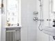 Badrumsinspiration - hemma hos Joanna Laajisto foto Mikko Ryhanen badrum inspiration hexagon vitt15x15 Helsingfors