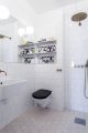 Badrumsinspiration - badrum med vita 15x15 kakel i halvförband, mässing, tassbadkar och carrara på Södermalm i Stockholm