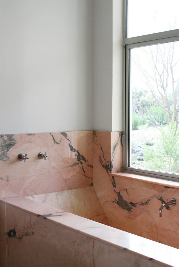 Badrumsinspiration - badrum inspiration rosa marmor badkar topanga house via apartment therapy badrumsdrommar 3