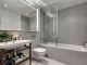 Badrumsinspiration - Badrum med grå mosaik och dold tvättpelare.