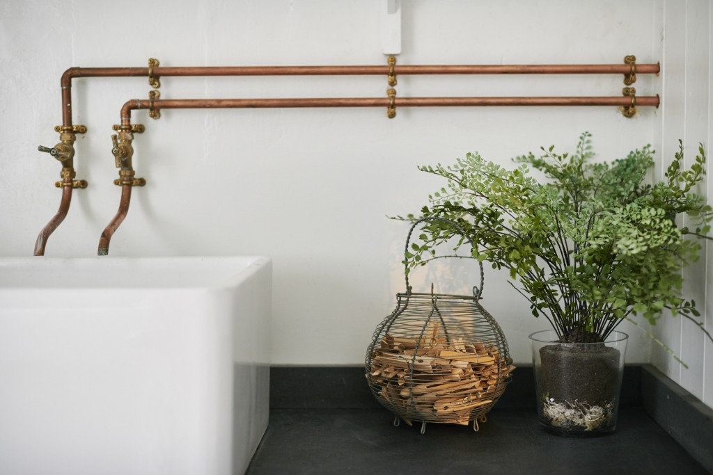 Badrumsinspiration - badrum inspiration shaker bathroom kopparror parlspont byggnadsvard niki turner foto matt lincoln via remodelista badrumsdrommar 2