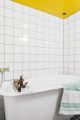 Badrumsinspiration - Standardbadrum med vitt 15x15 kakel och gult badrumstak.