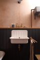 svart-rosa_badrum-inspiration_arts-crafts_kalkmalade-vaggar_design-Patrick-Williams-Berdoulat_London-flat_via-Remodelista_badrumsdrommar